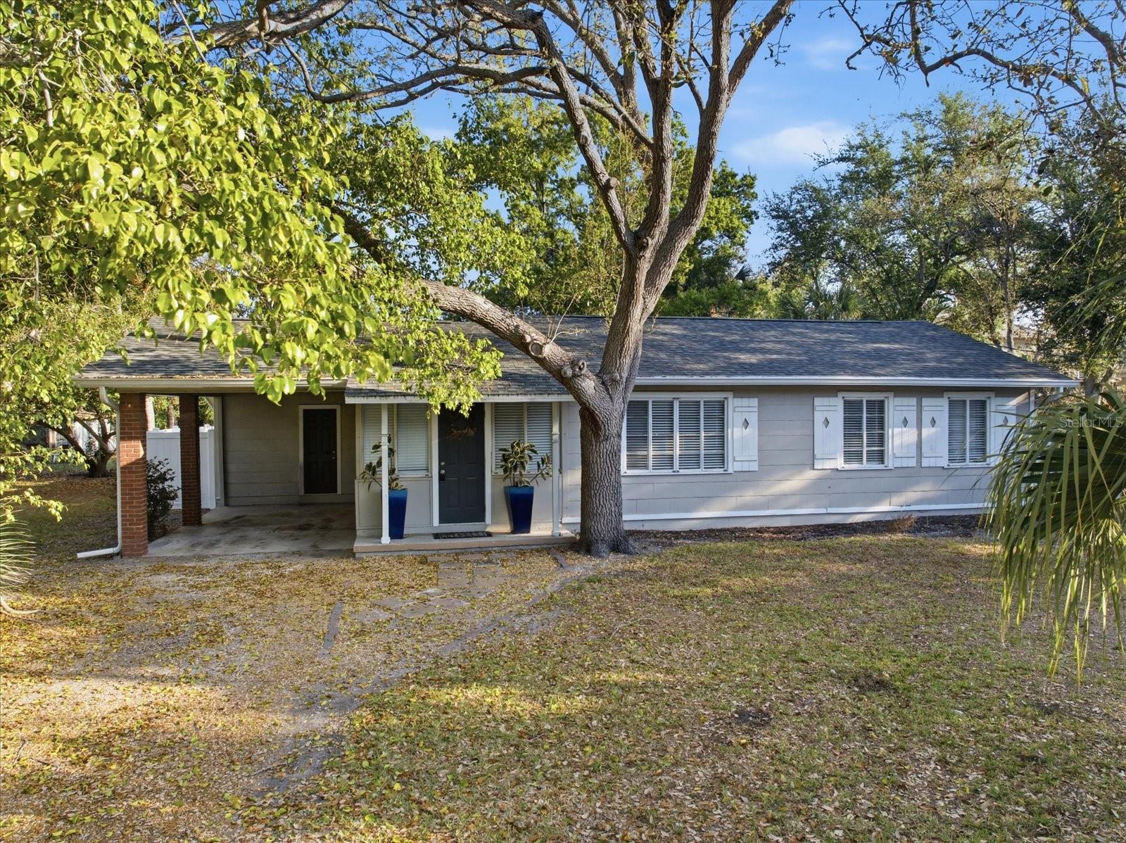 Single Family Residence in SARASOTA, FL - Daniel Dourado