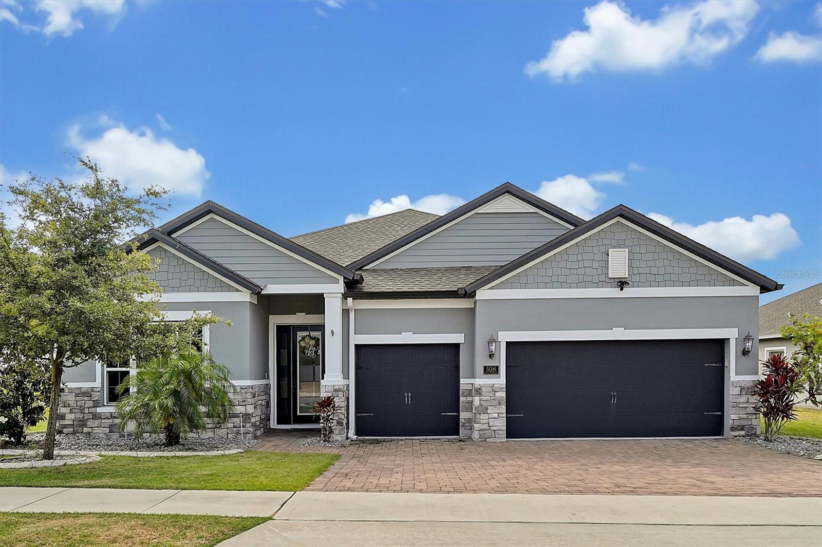 Single Family Residence in HOWEY IN THE HILLS, FL - Daniel Dourado