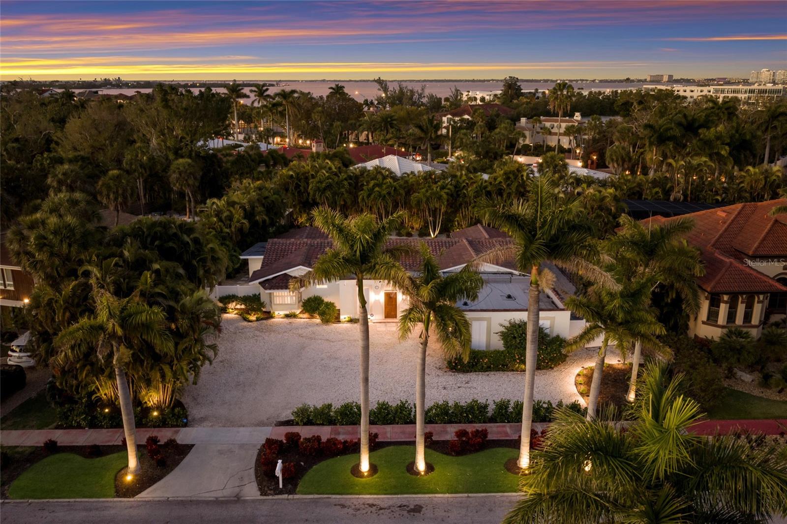 Single Family Residence in SARASOTA, FL - Daniel Dourado