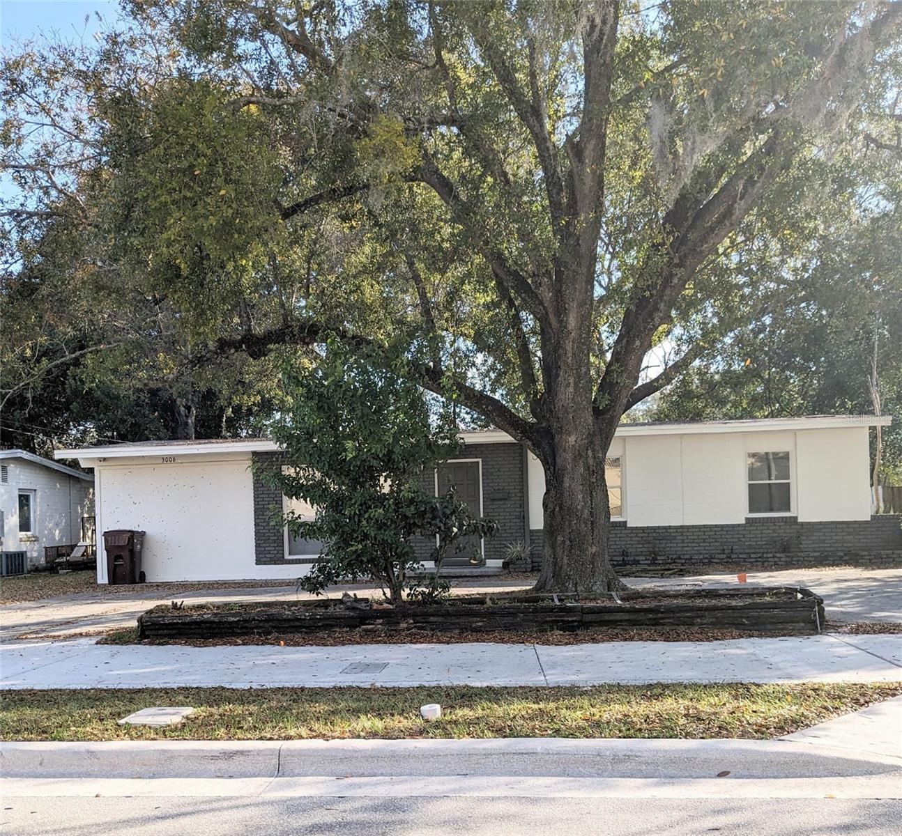 Single Family Residence in ORLANDO, FL - Daniel Dourado