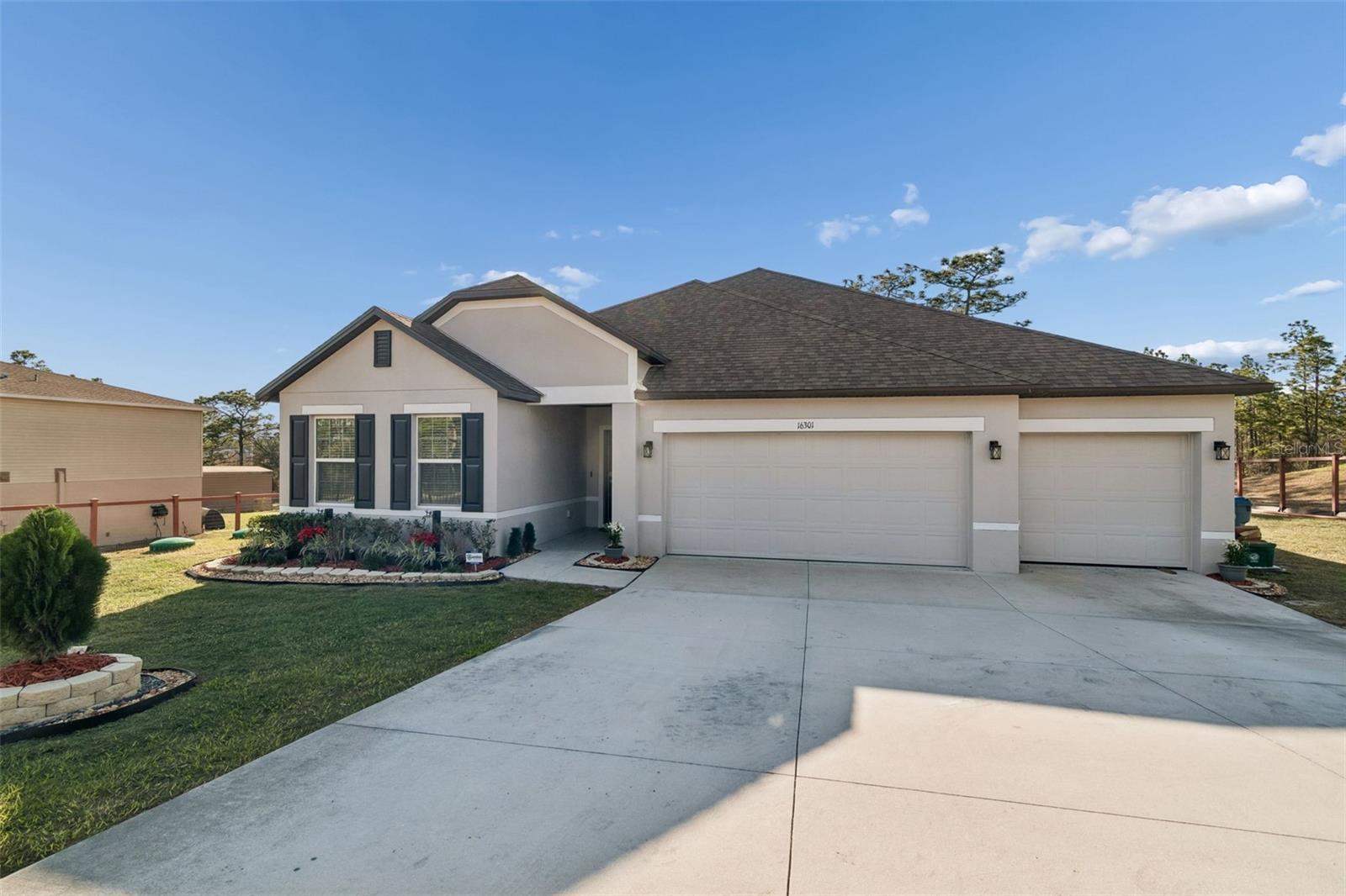 Single Family Residence in WEEKI WACHEE, FL - Daniel Dourado