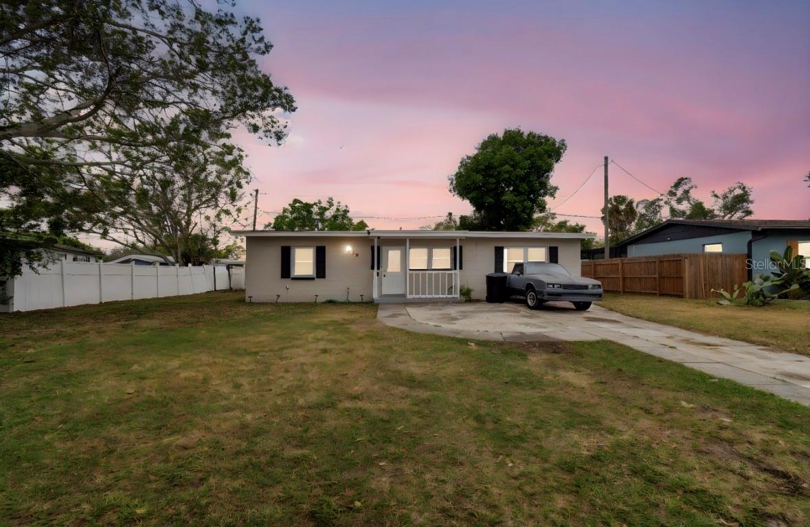 Single Family Residence in ST PETERSBURG, FL - Daniel Dourado
