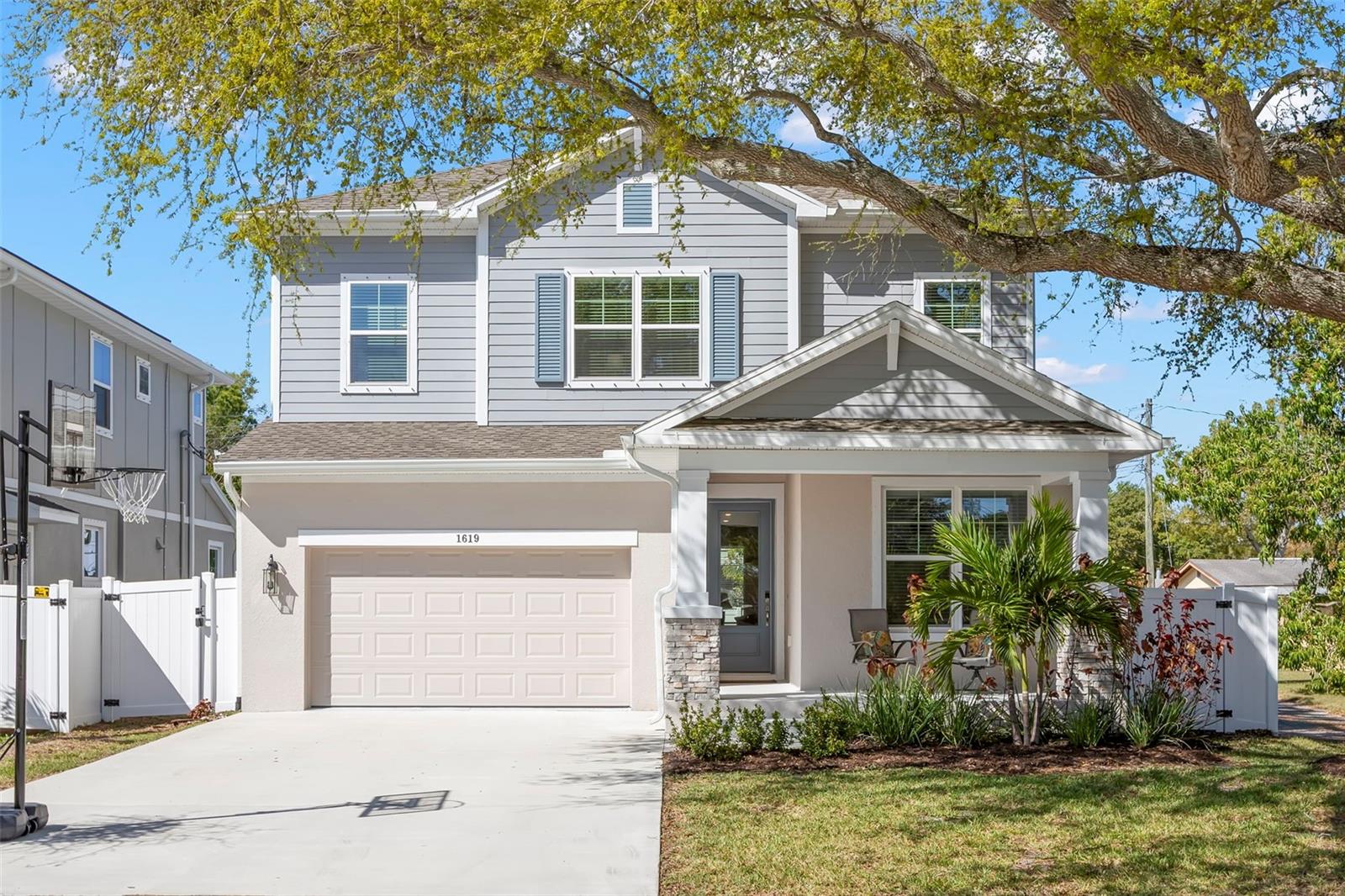 Single Family Residence in ST PETERSBURG, FL - Daniel Dourado