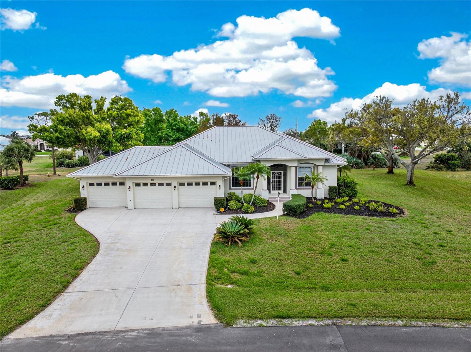 Single Family Residence in PLACIDA, FL - Daniel Dourado