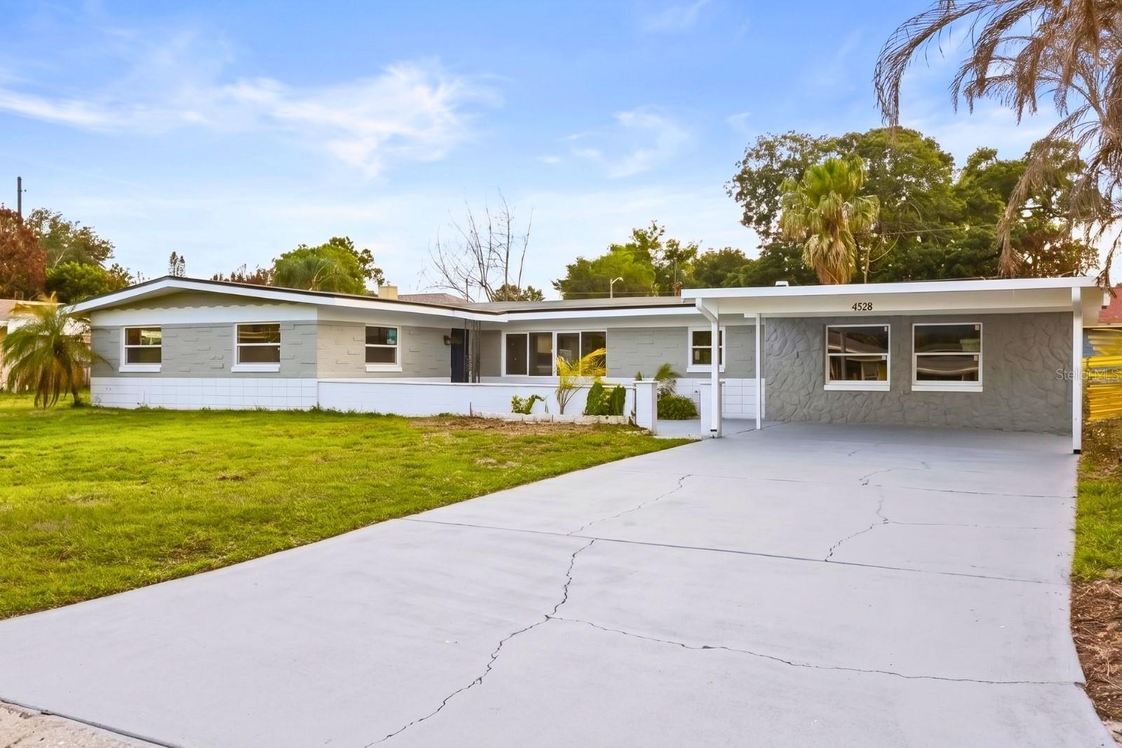 Single Family Residence in ORLANDO, FL - Daniel Dourado