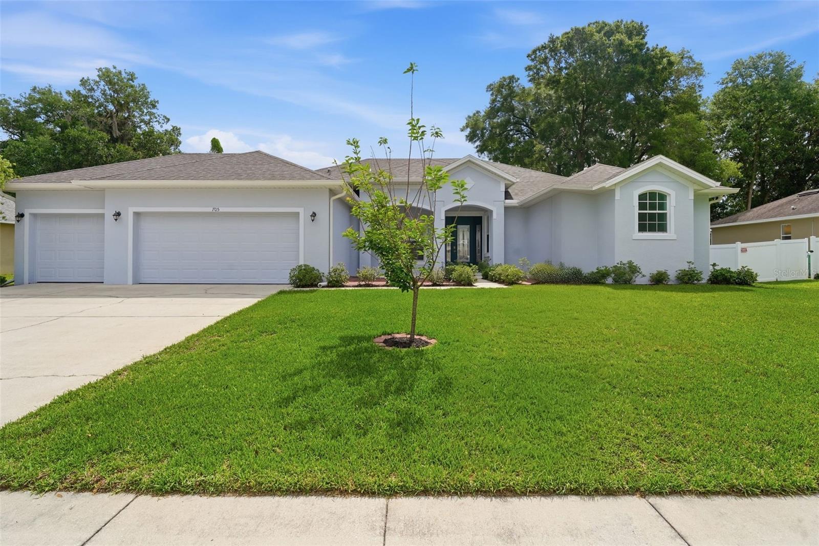 Single Family Residence in DELAND, FL - Daniel Dourado