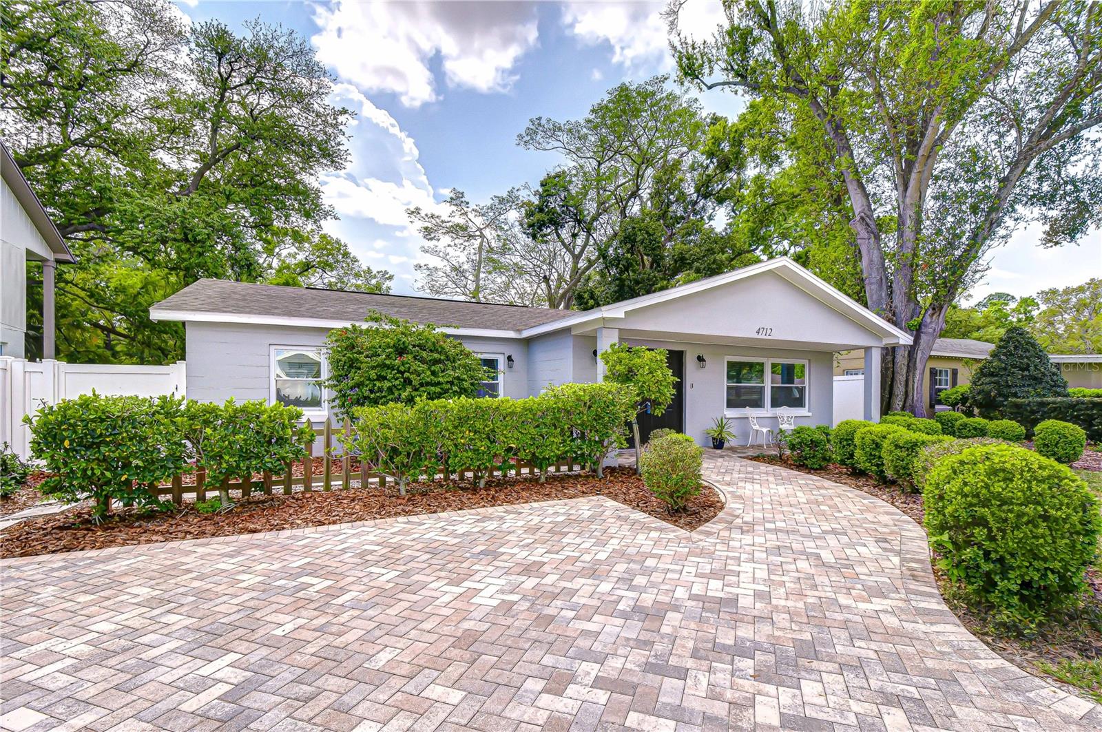 Single Family Residence in TAMPA, FL - Daniel Dourado