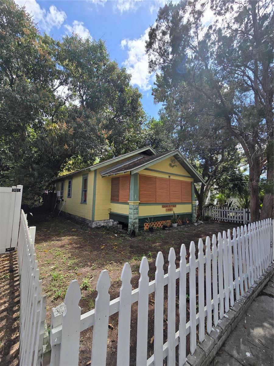 Single Family Residence in ST PETERSBURG, FL - Daniel Dourado