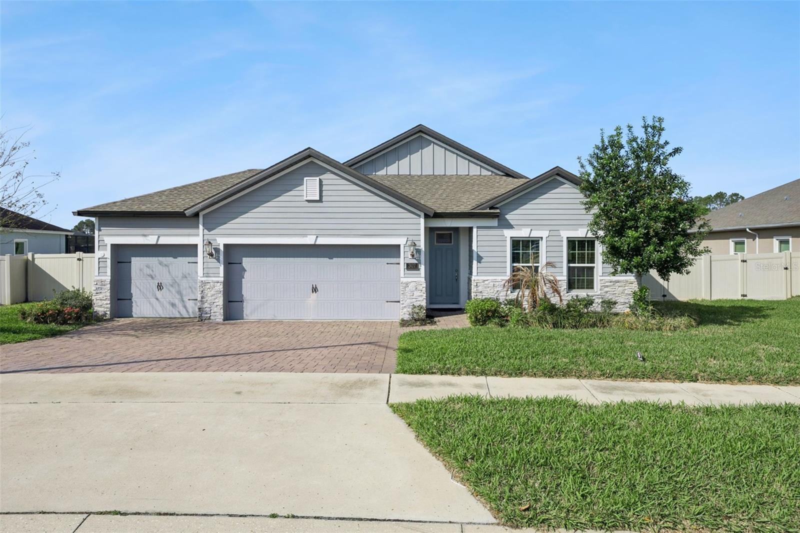 Single Family Residence in HOWEY IN THE HILLS, FL - Daniel Dourado