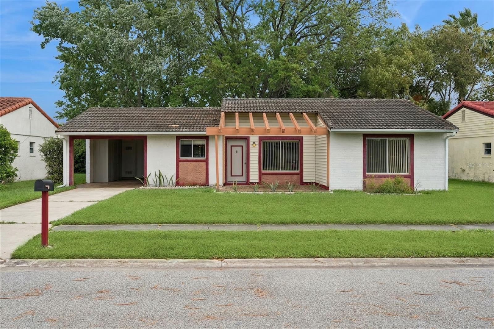 Single Family Residence in ORLANDO, FL - Daniel Dourado