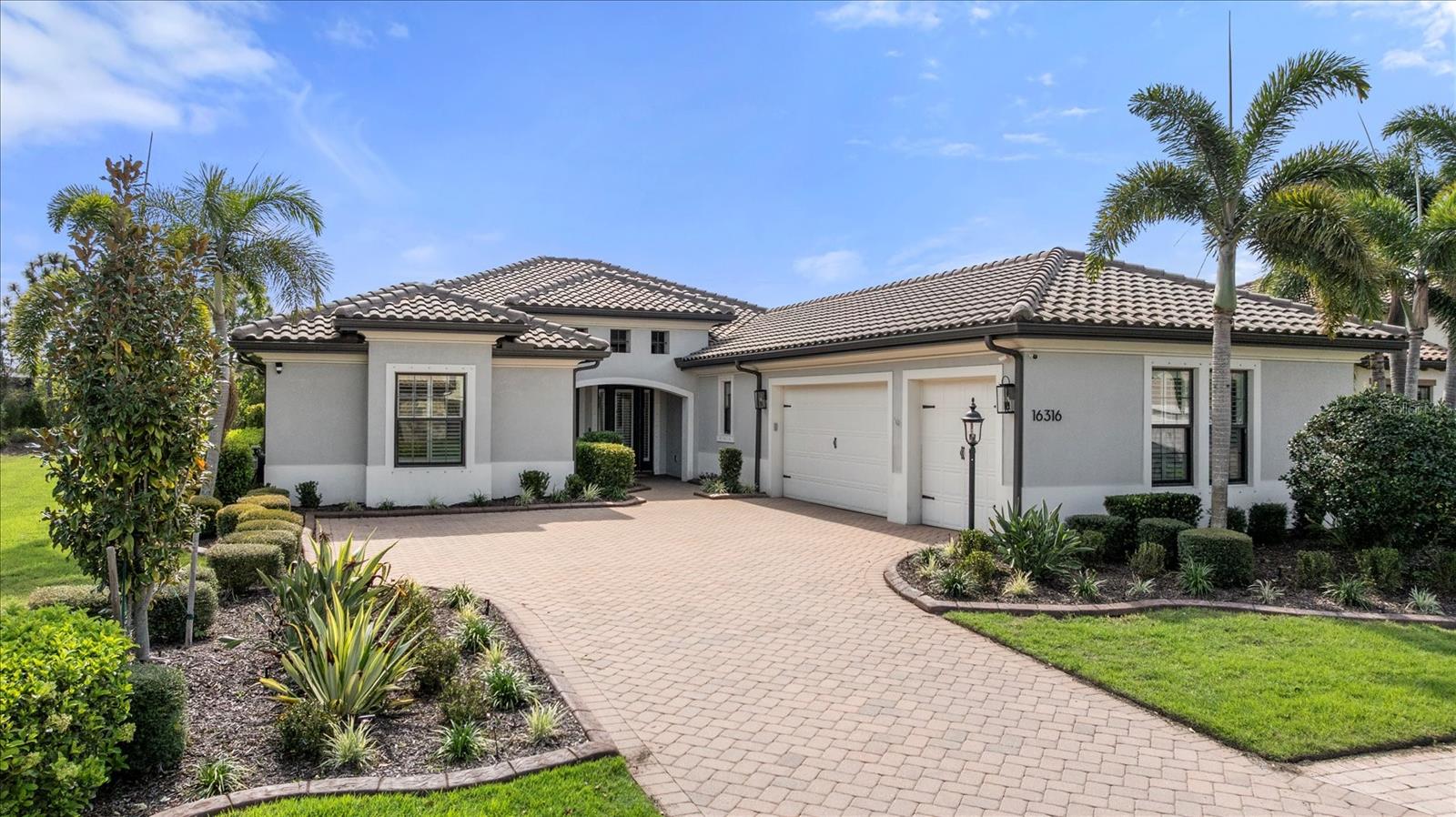 Single Family Residence in LAKEWOOD RANCH, FL - Daniel Dourado
