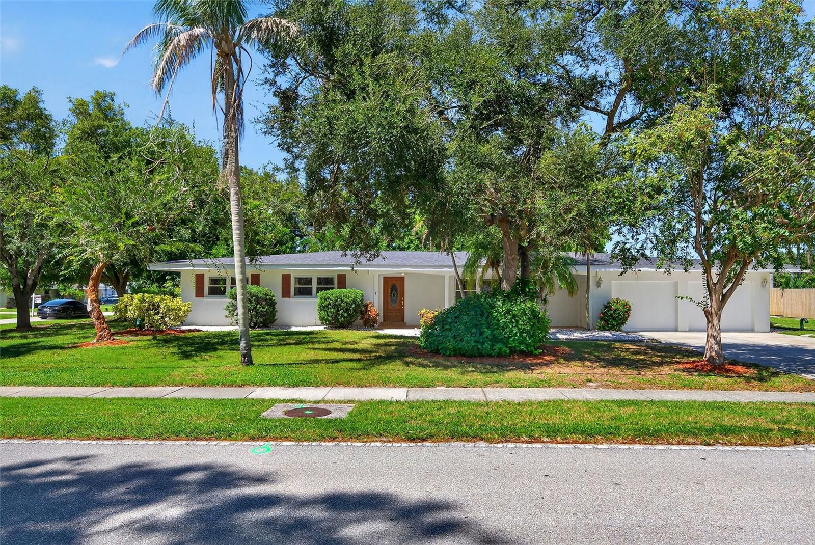 Single Family Residence in SARASOTA, FL - Daniel Dourado