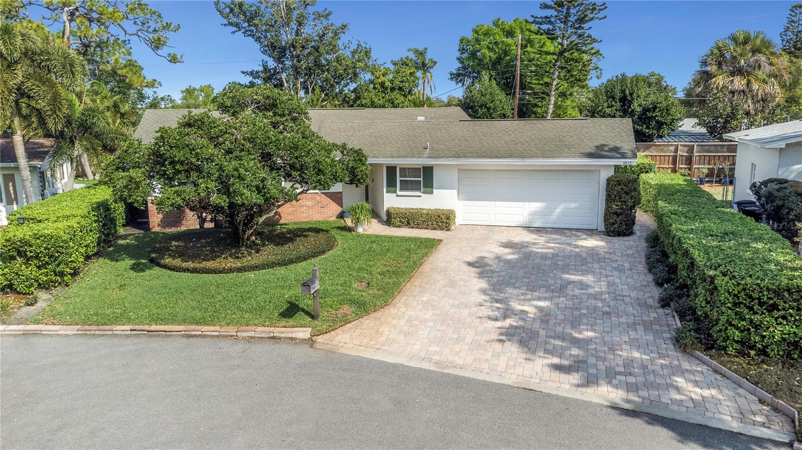 Single Family Residence in ST PETERSBURG, FL - Daniel Dourado