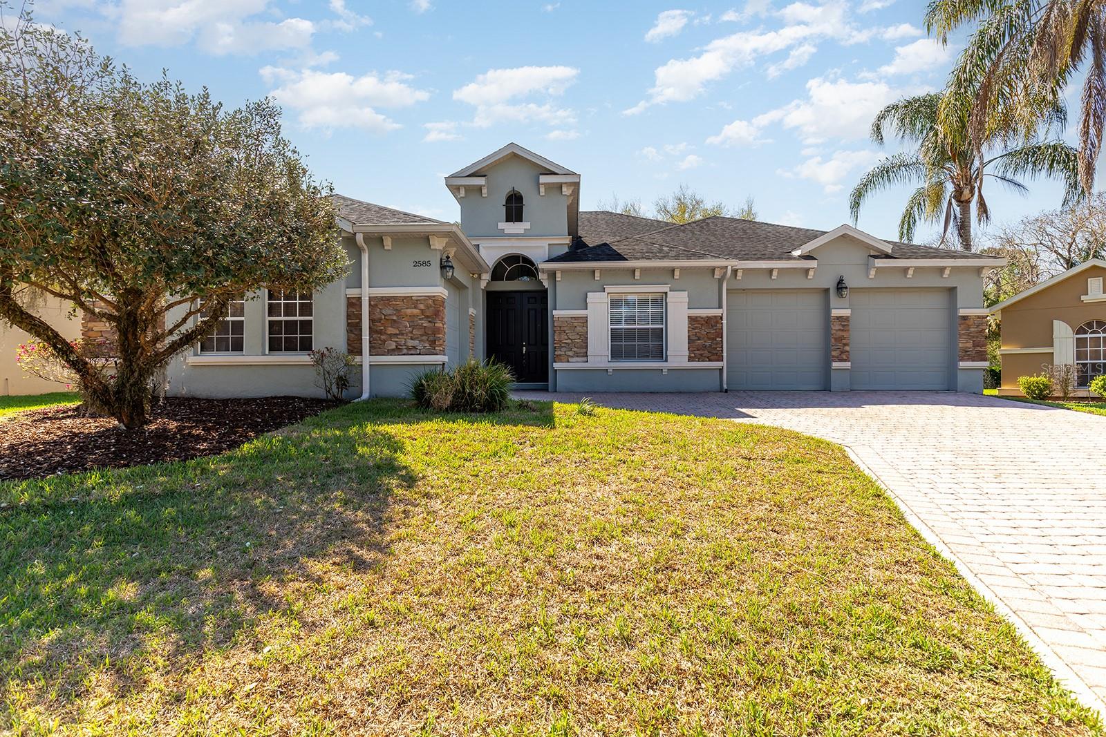 Single Family Residence in OVIEDO, FL - Daniel Dourado