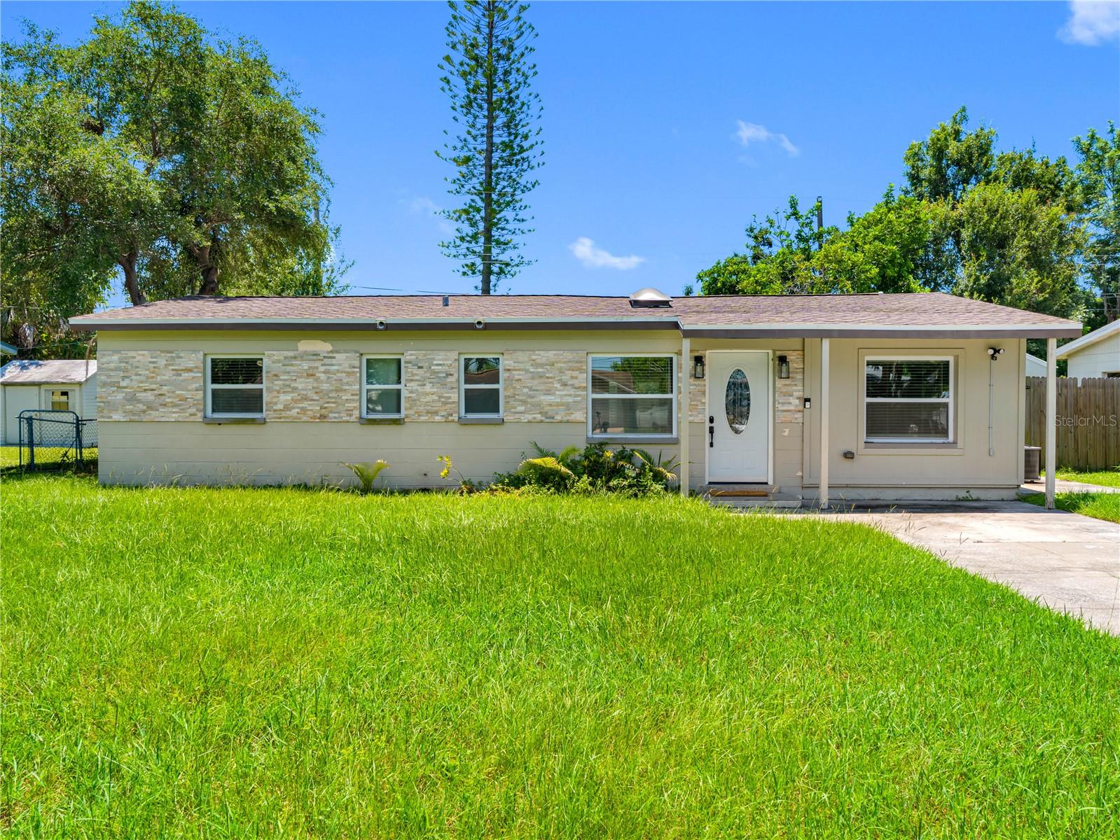 Single Family Residence in LARGO, FL - Daniel Dourado
