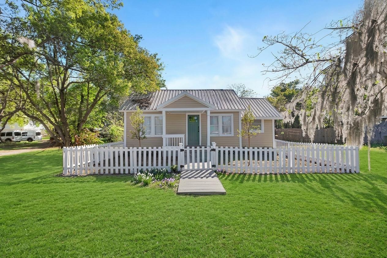 Single Family Residence in DELAND, FL - Daniel Dourado