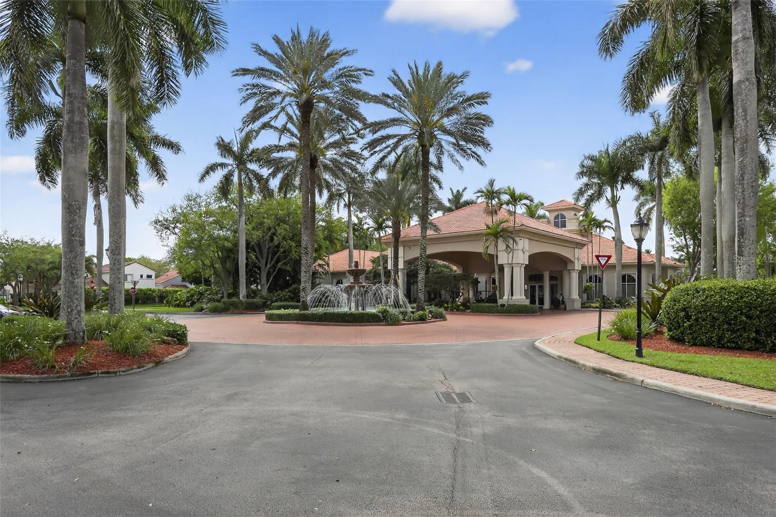 Single Family Residence in HOLLYWOOD, FL - Daniel Dourado