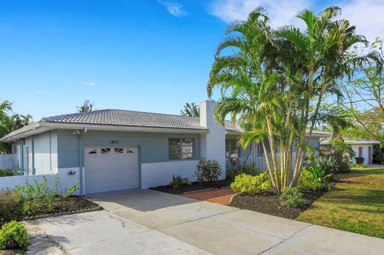 Single Family Residence in ST PETERSBURG, FL - Daniel Dourado