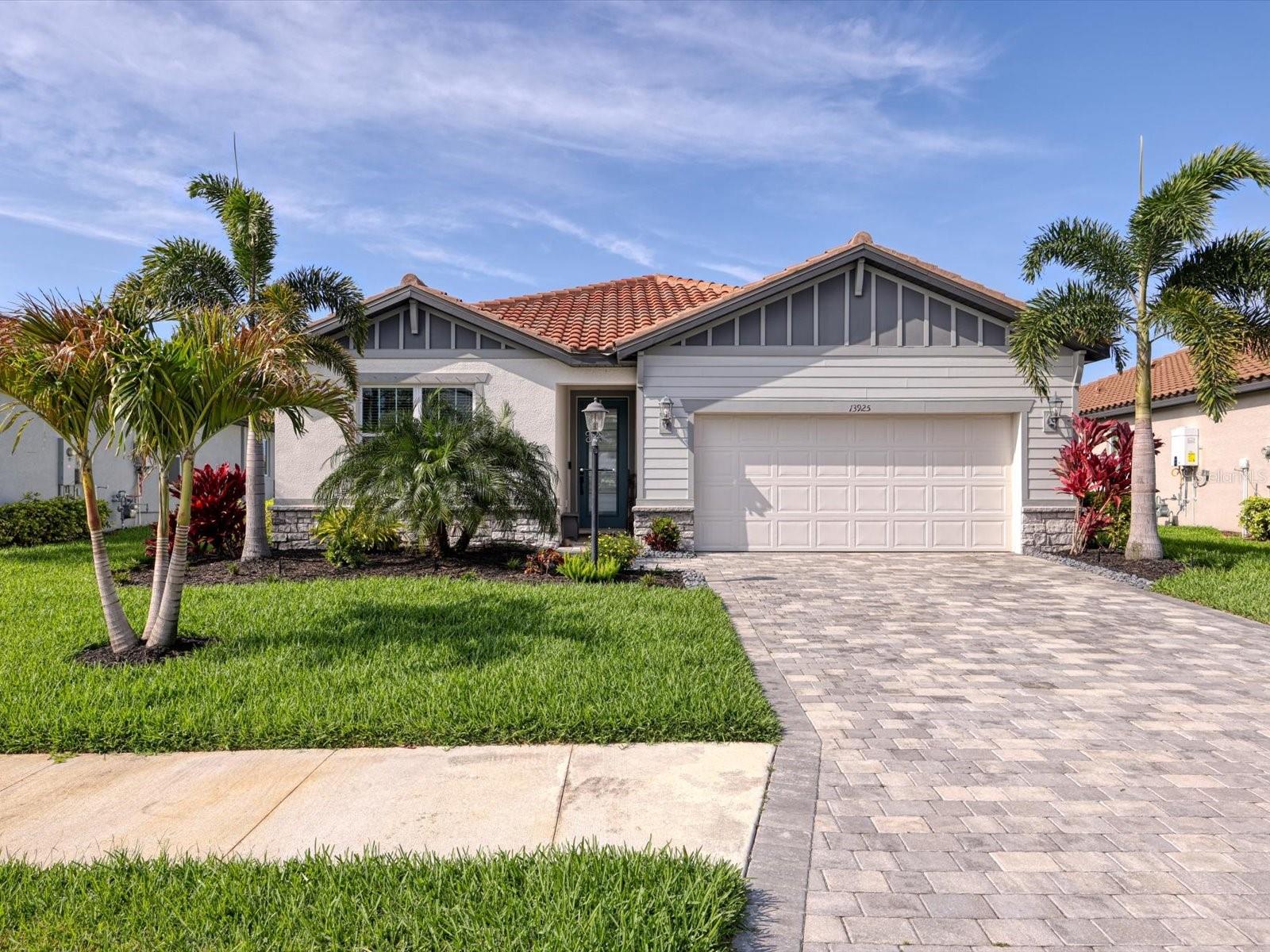 Single Family Residence in BRADENTON, FL - Daniel Dourado