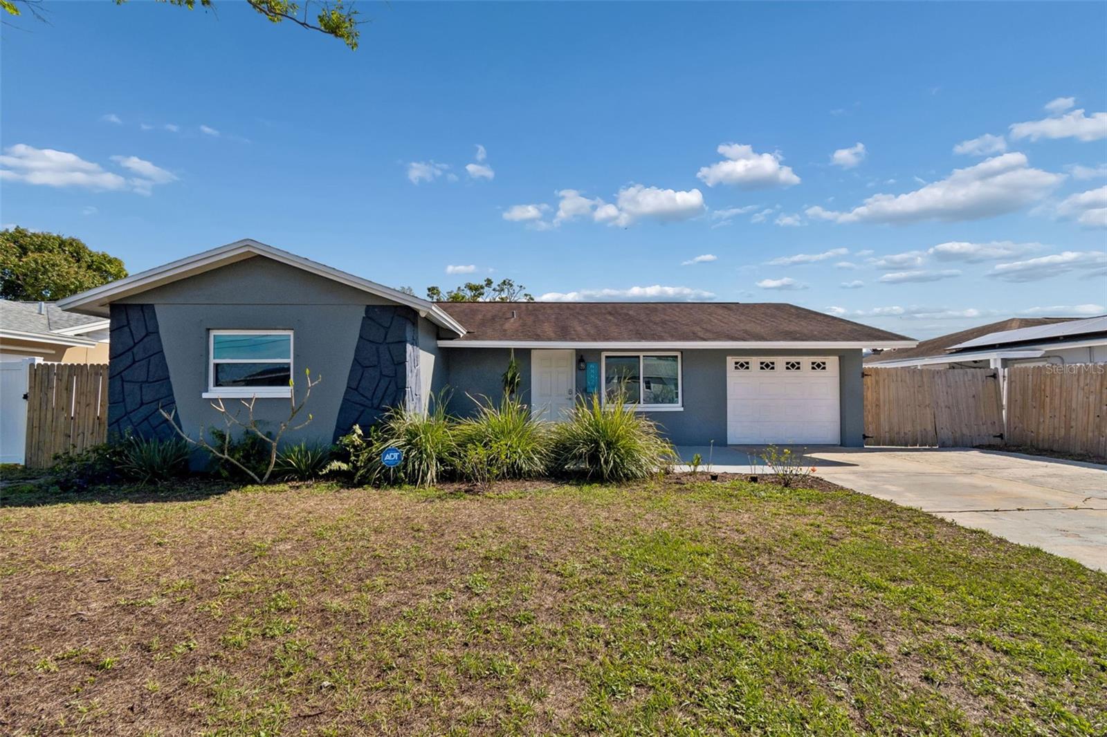 Single Family Residence em PINELLAS PARK, FL - Daniel Dourado