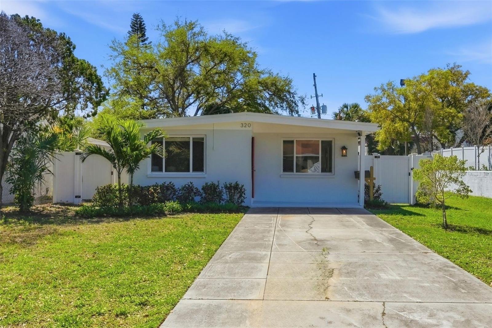 Single Family Residence in ST PETERSBURG, FL - Daniel Dourado