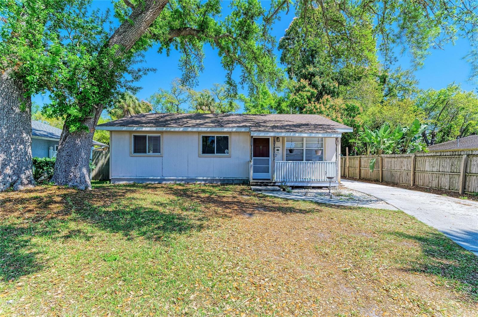 Single Family Residence in BRADENTON, FL - Daniel Dourado