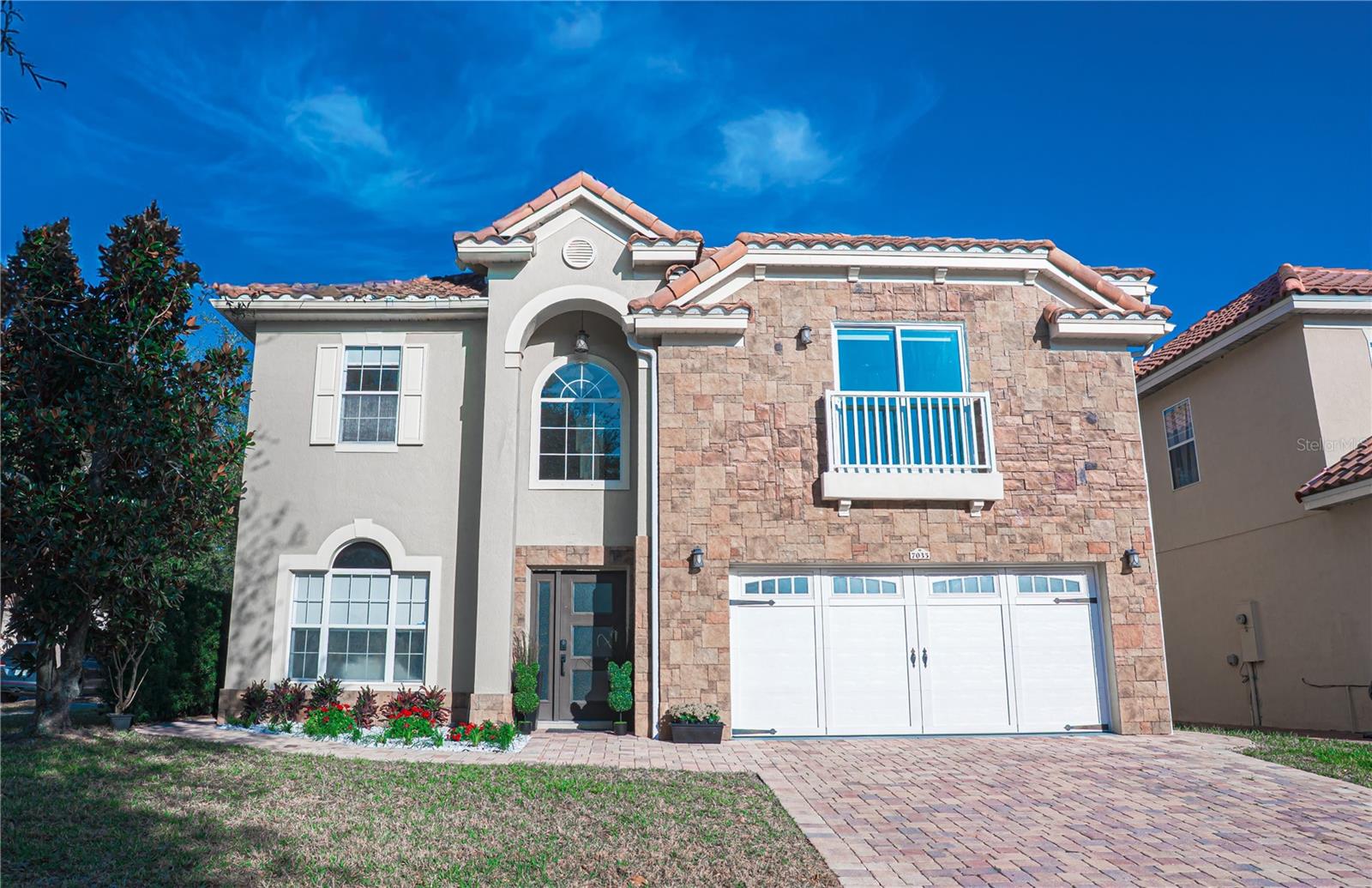 Single Family Residence in ORLANDO, FL - Daniel Dourado
