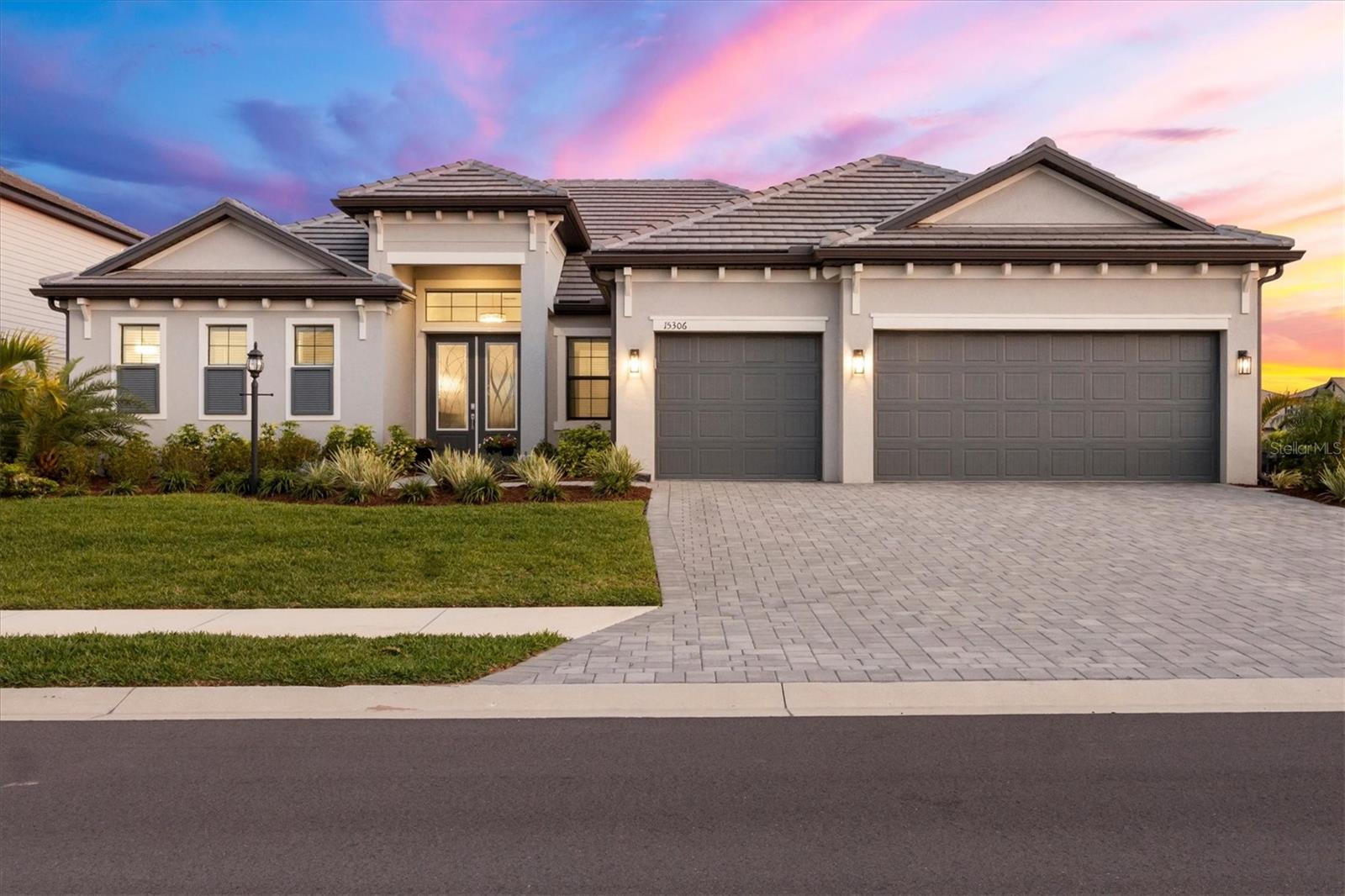 Single Family Residence in BRADENTON, FL - Daniel Dourado