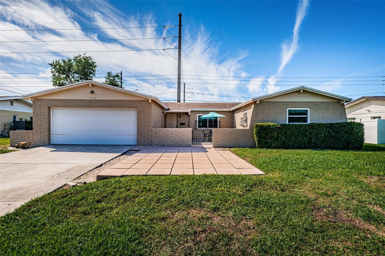 Single Family Residence in ST PETERSBURG, FL - Daniel Dourado