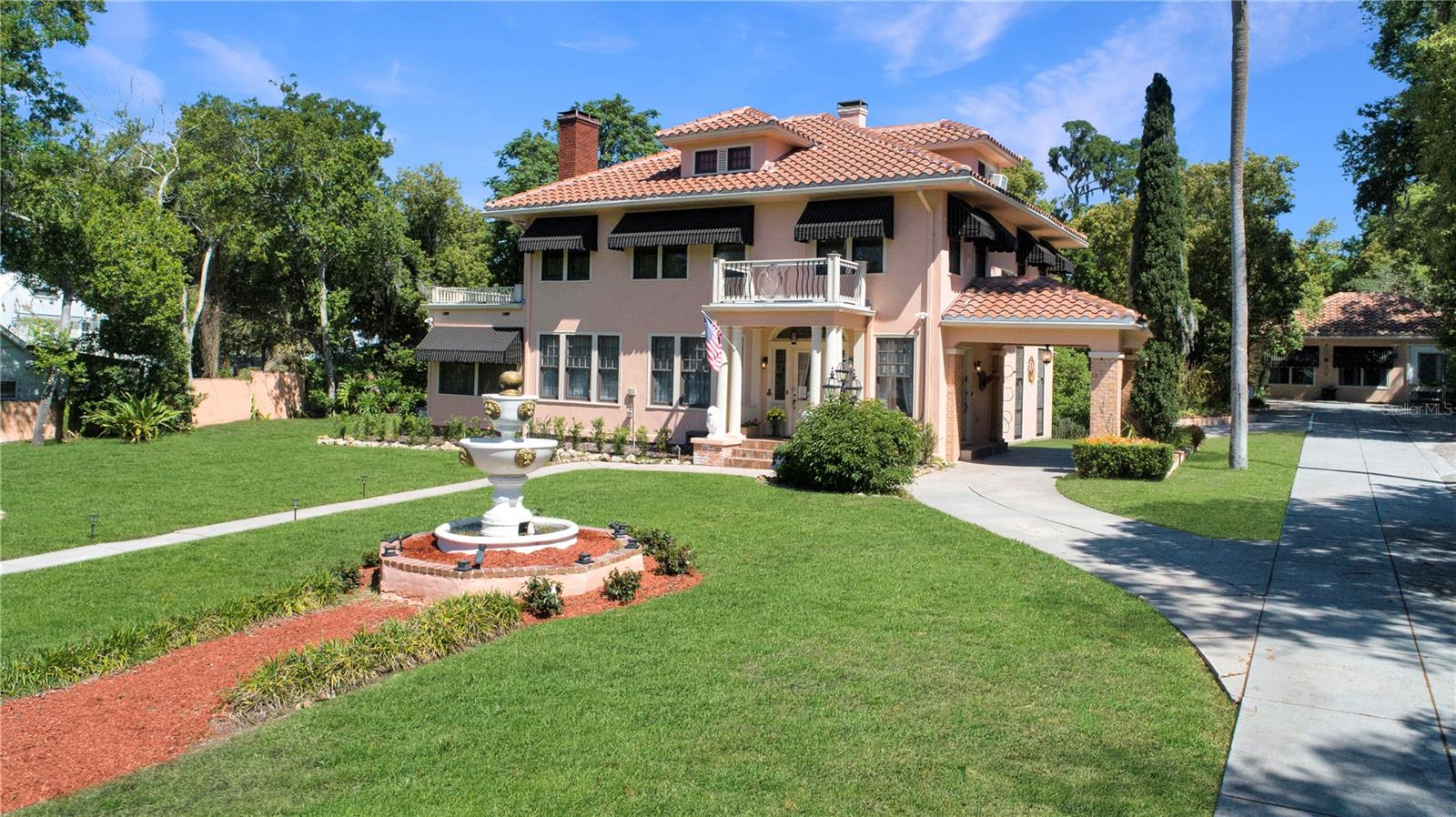 Single Family Residence in MOUNT DORA, FL - Daniel Dourado