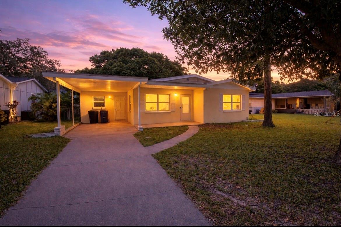 Single Family Residence in DUNEDIN, FL - Daniel Dourado