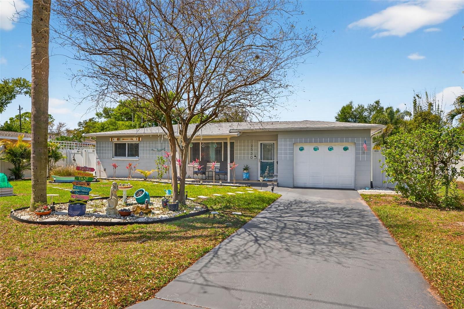 Single Family Residence in ST PETERSBURG, FL - Daniel Dourado