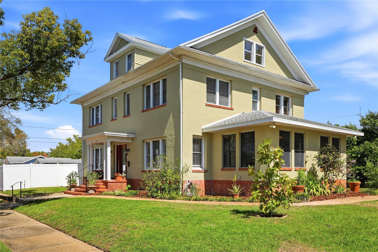 Single Family Residence in ST PETERSBURG, FL - Daniel Dourado