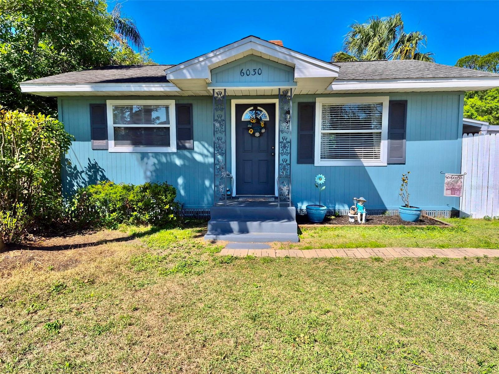 Single Family Residence in ST PETERSBURG, FL - Daniel Dourado