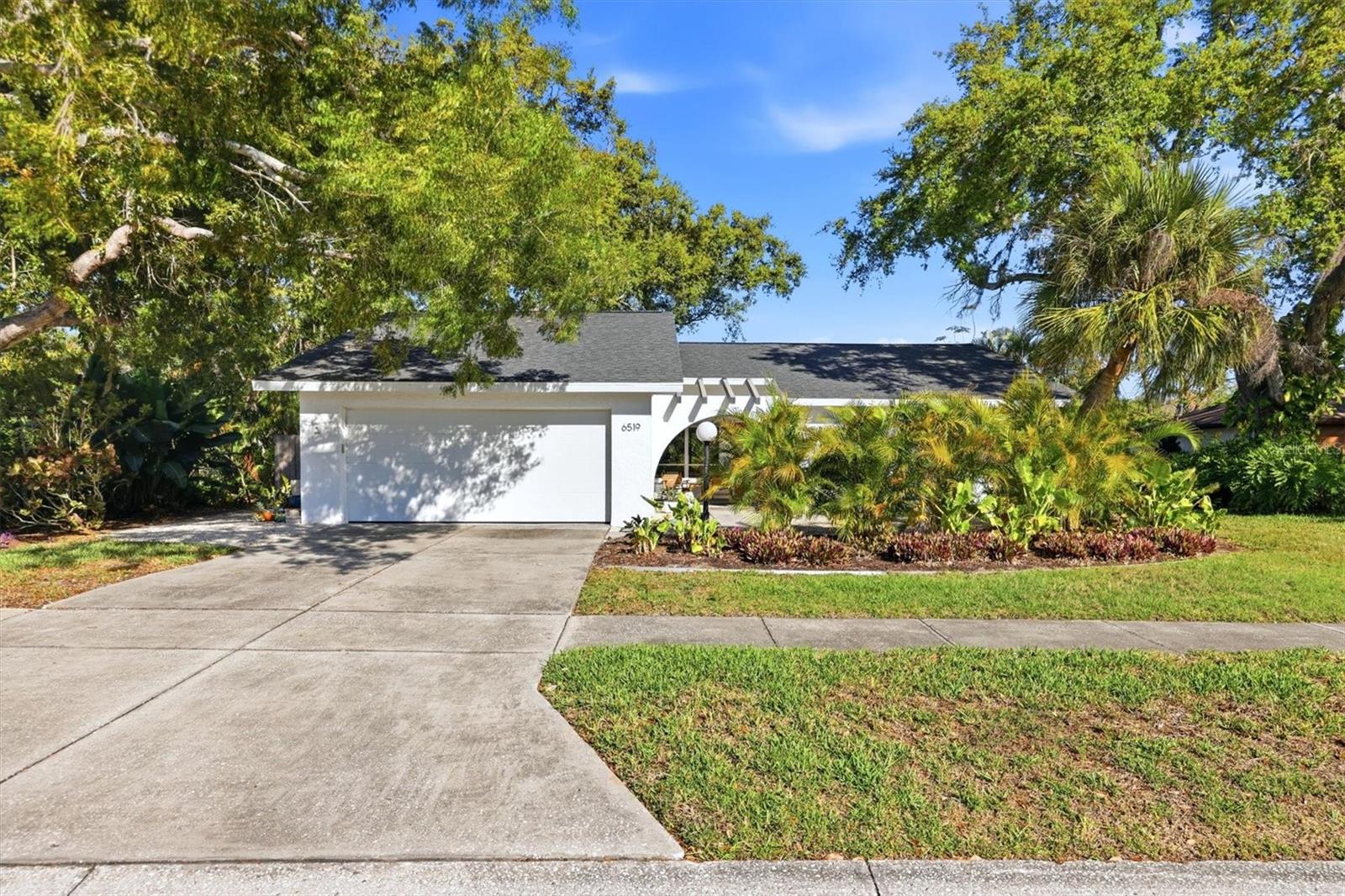 Single Family Residence in SARASOTA, FL - Daniel Dourado
