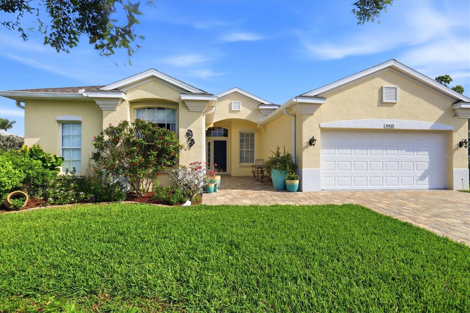 Single Family Residence in BRADENTON, FL - Daniel Dourado