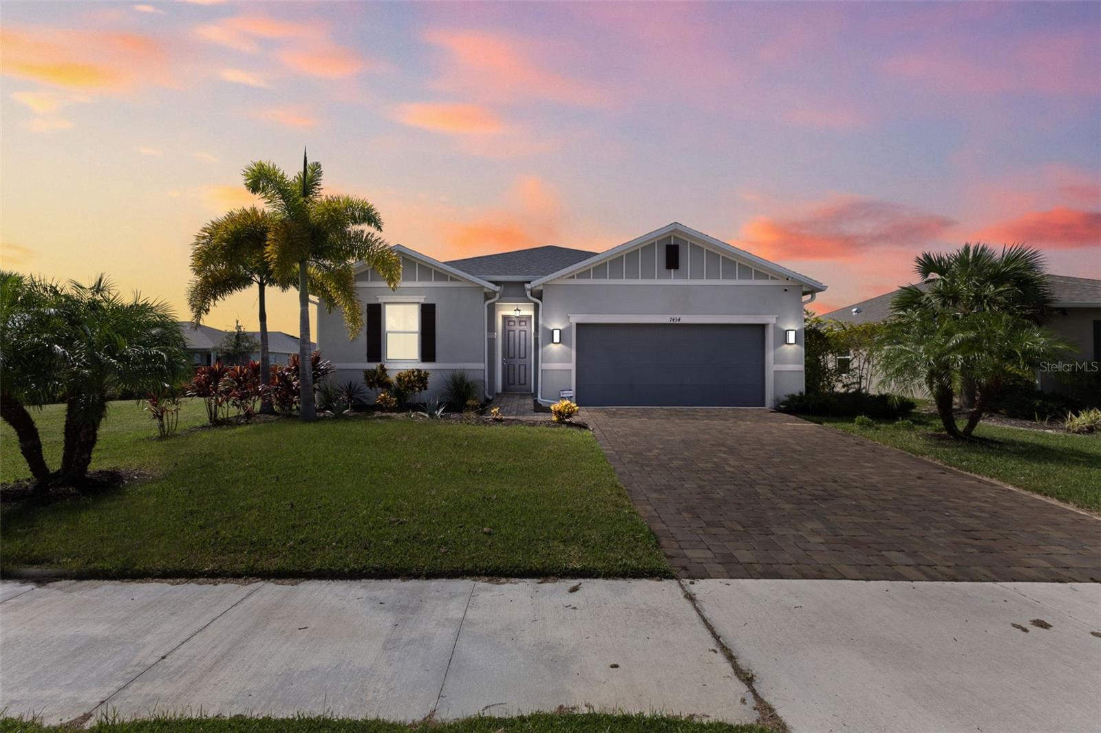 Single Family Residence in SARASOTA, FL - Daniel Dourado