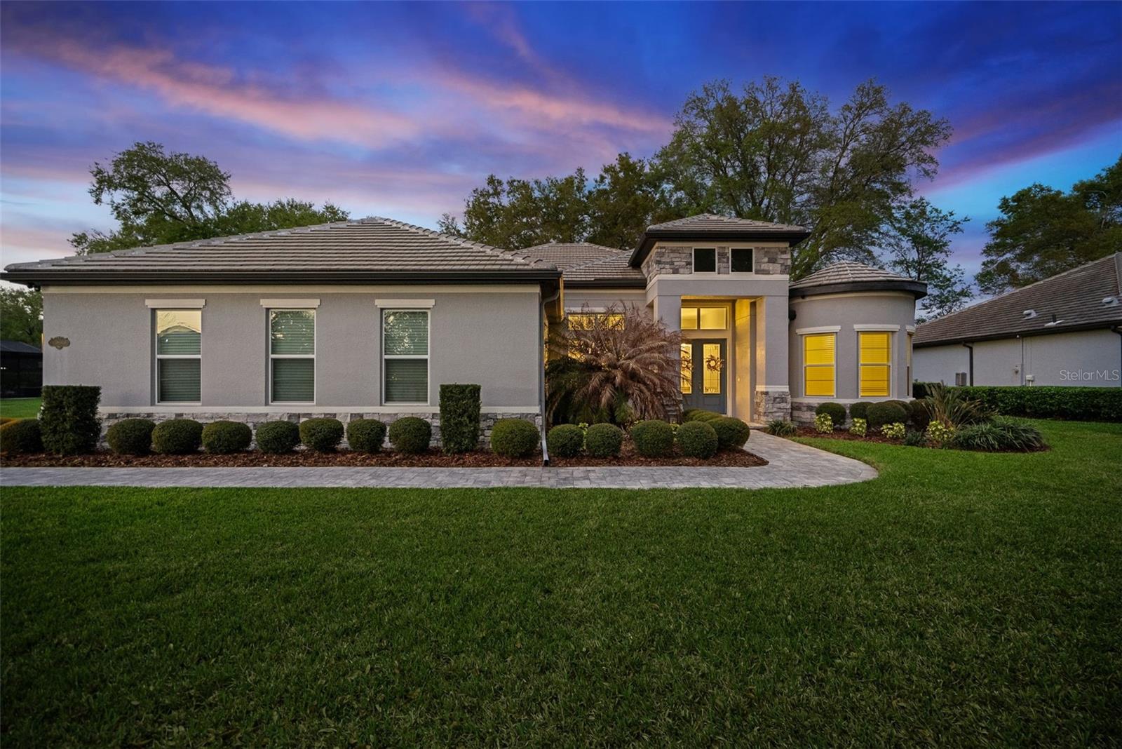 Single Family Residence em SORRENTO, FL - Daniel Dourado