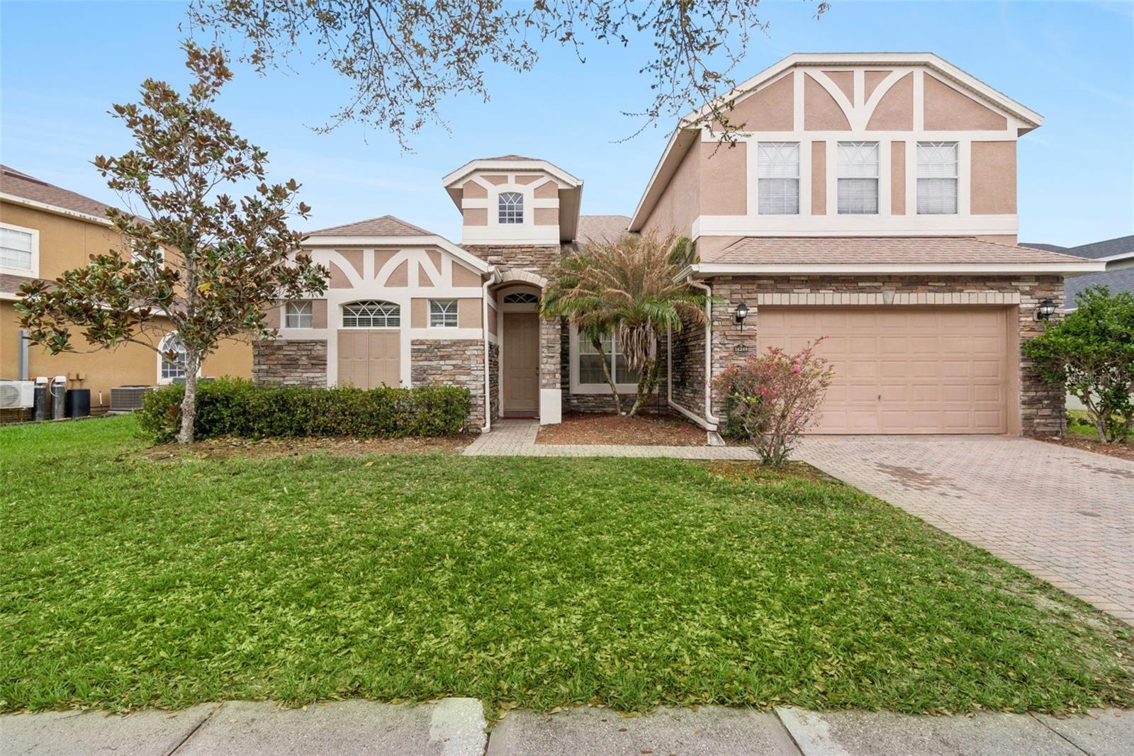 Single Family Residence in ORLANDO, FL - Daniel Dourado