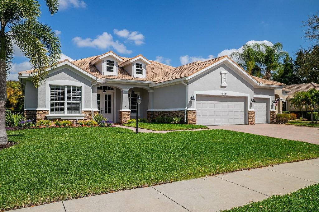 Single Family Residence in LAKEWOOD RANCH, FL - Daniel Dourado