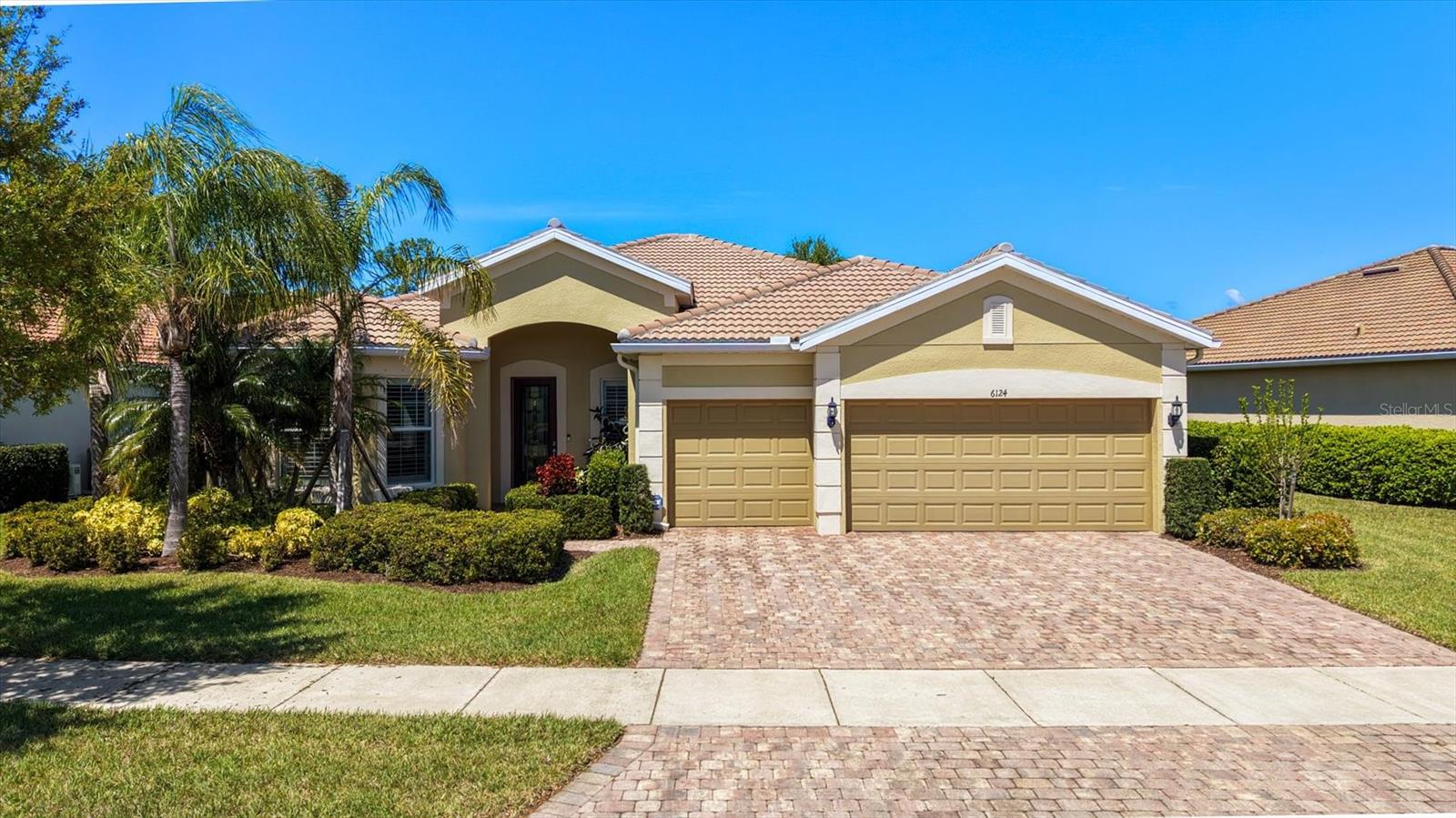 Single Family Residence in SARASOTA, FL - Daniel Dourado