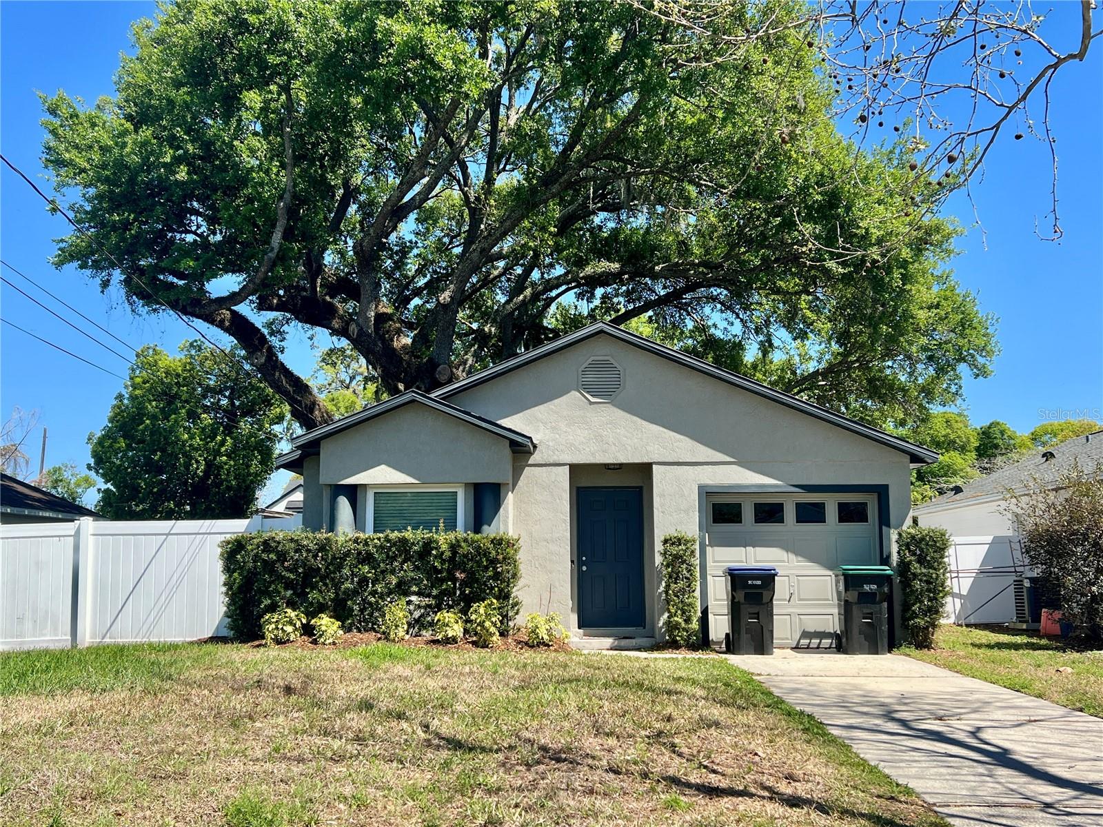 Single Family Residence in ORLANDO, FL - Daniel Dourado