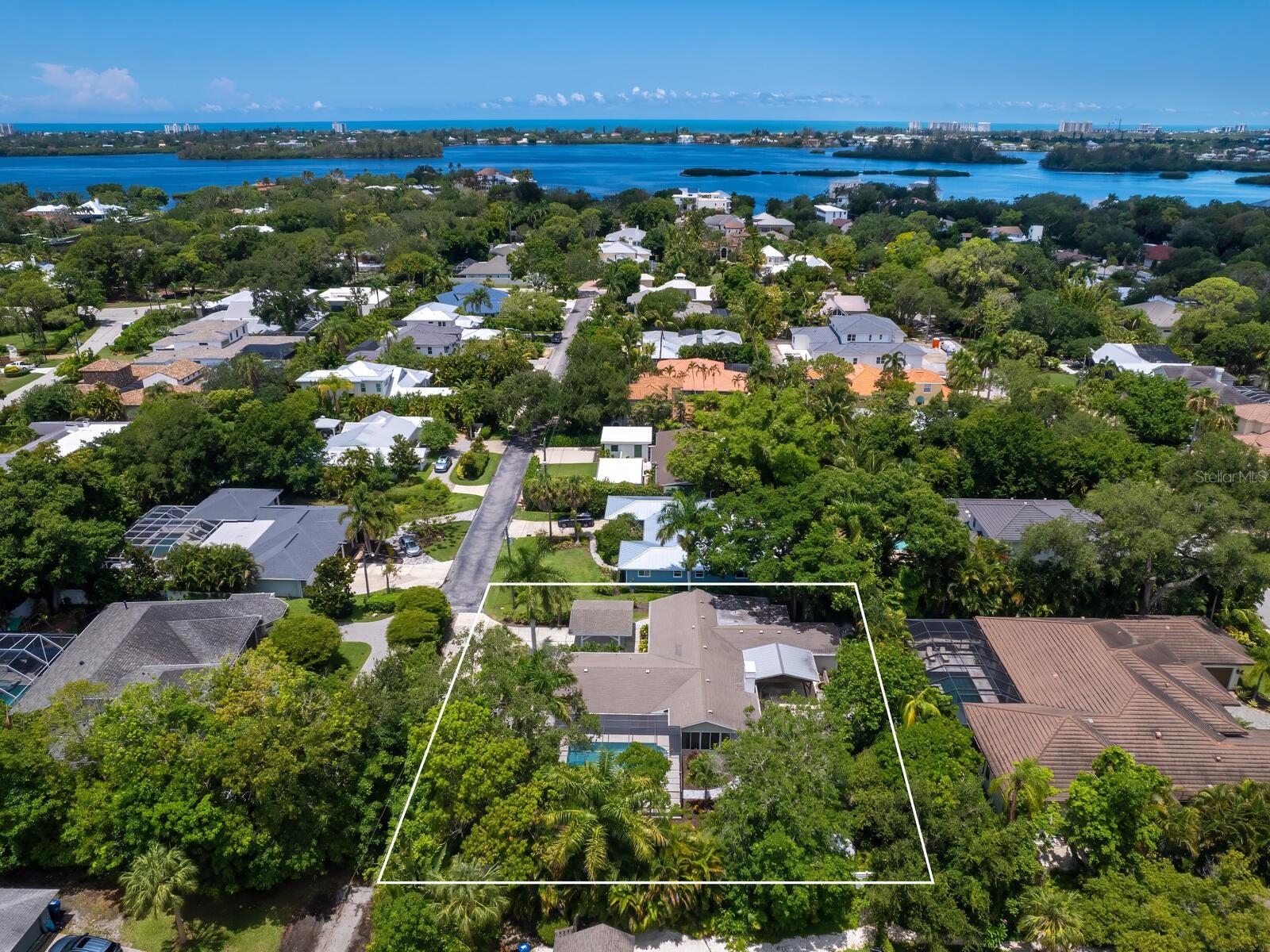 Single Family Residence in SARASOTA, FL - Daniel Dourado