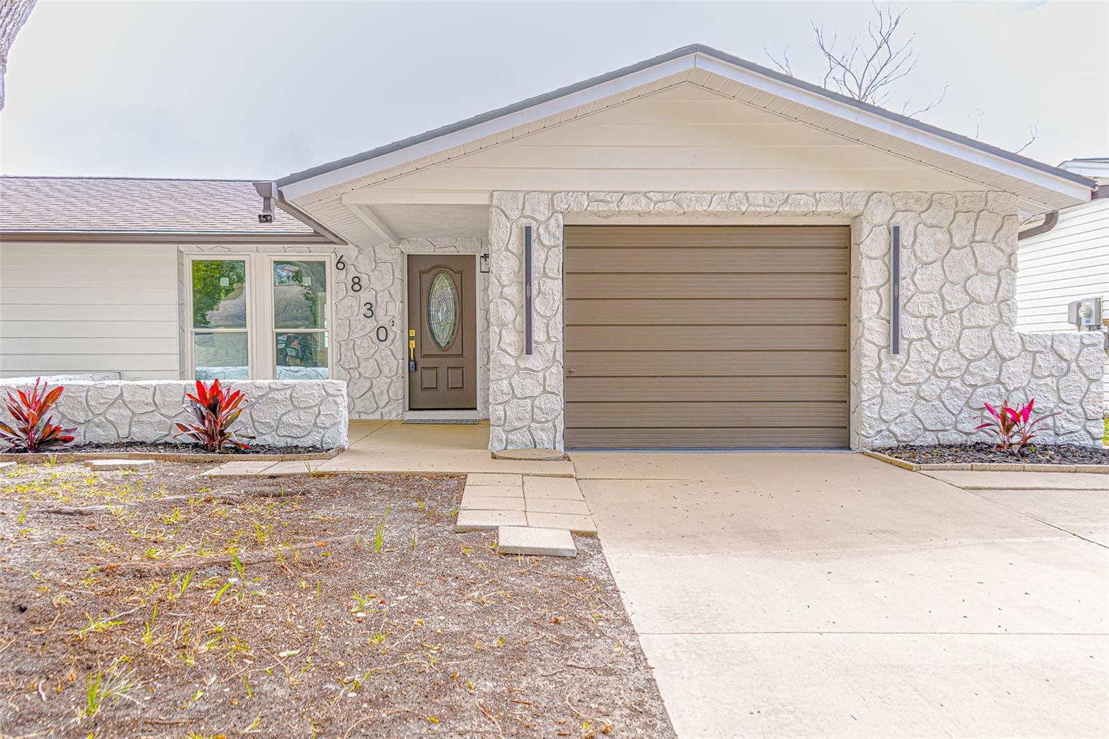 Single Family Residence in PORT RICHEY, FL - Daniel Dourado