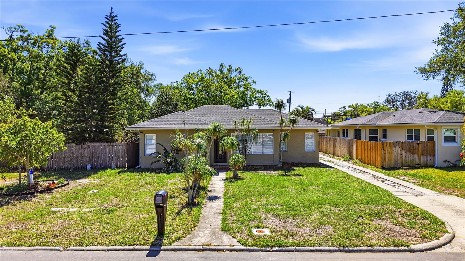 Single Family Residence in CLEARWATER, FL - Daniel Dourado