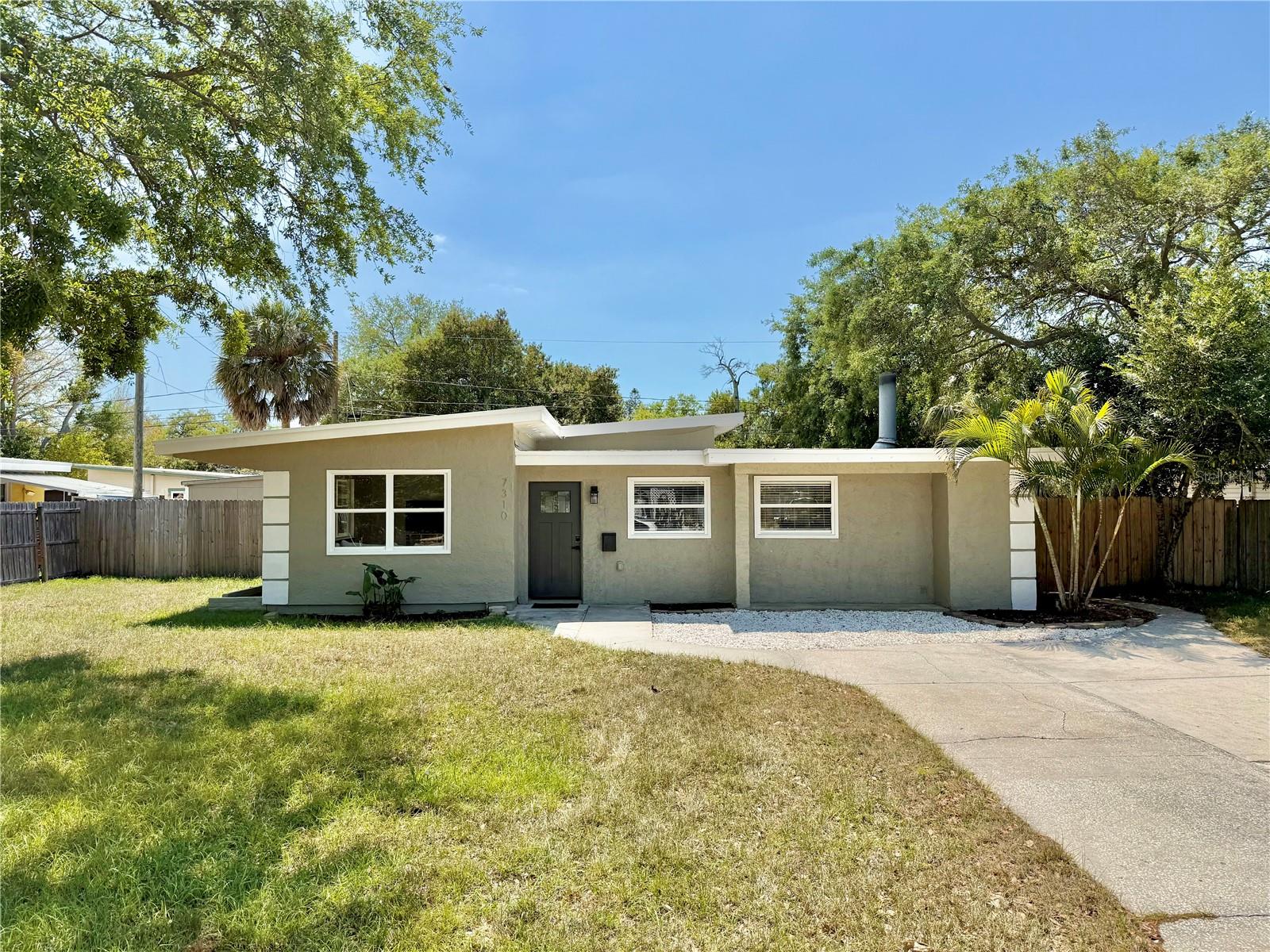 Single Family Residence em ST PETERSBURG, FL - Daniel Dourado