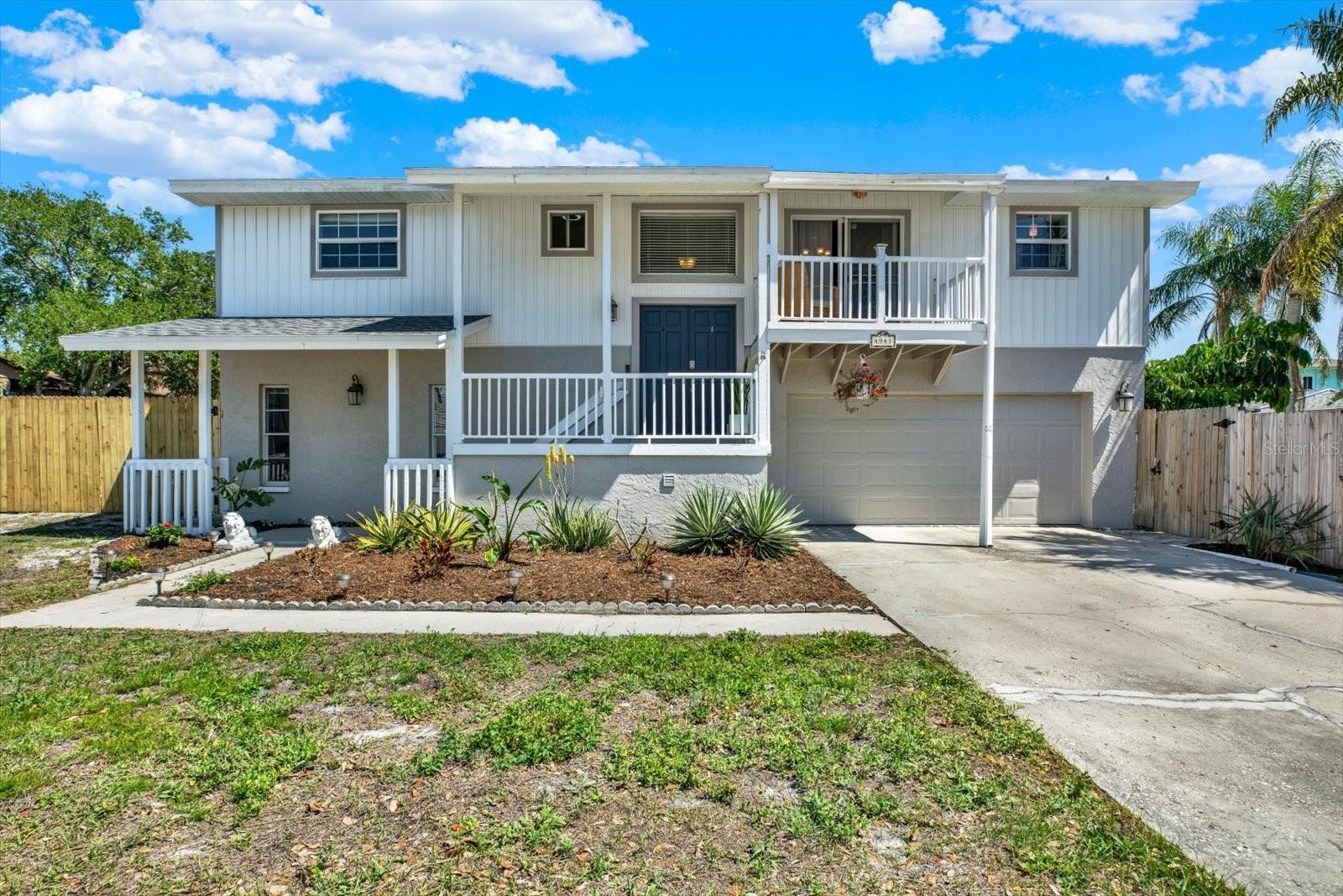 Single Family Residence in PALM HARBOR, FL - Daniel Dourado