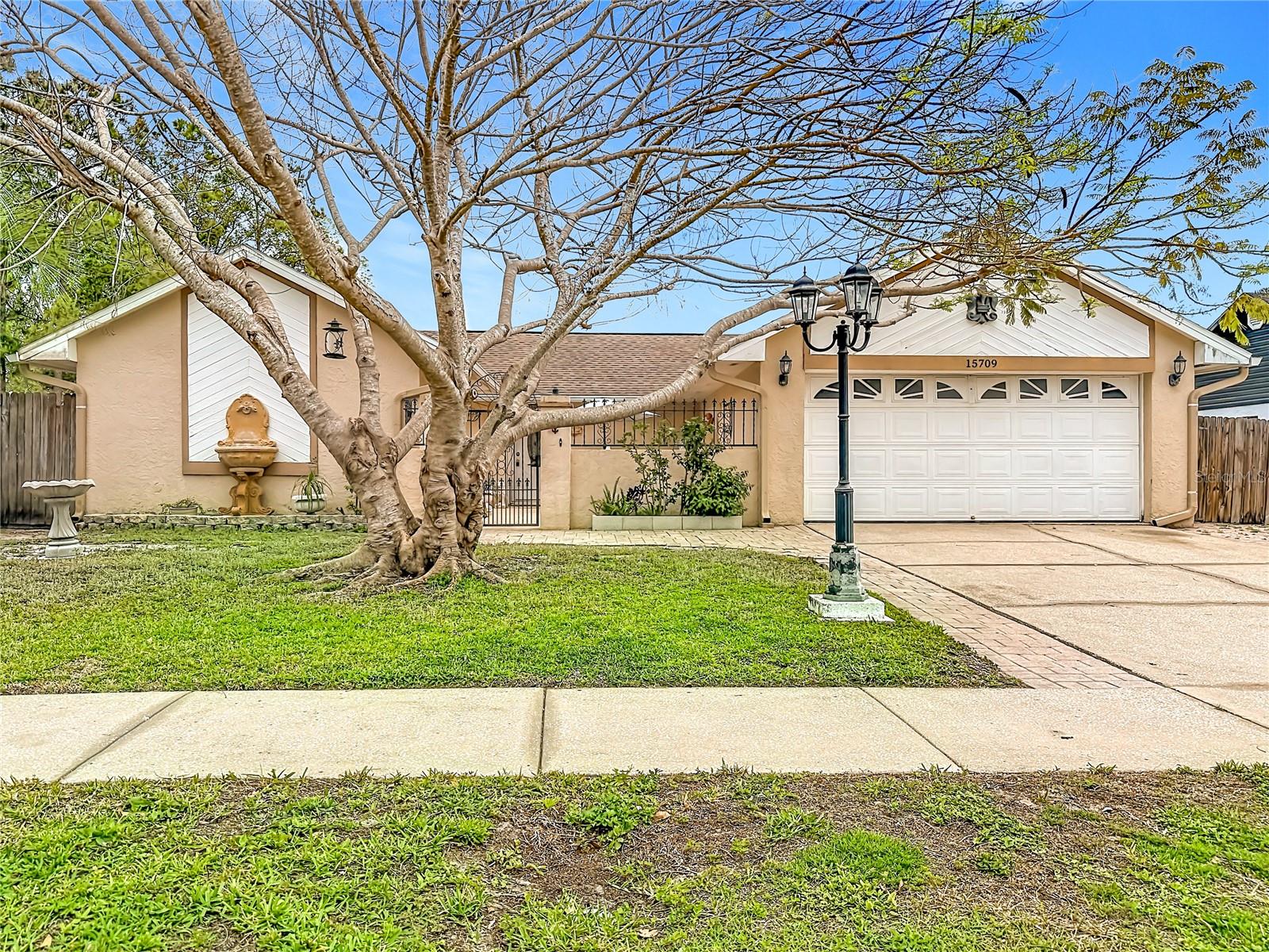 Single Family Residence in TAMPA, FL - Daniel Dourado