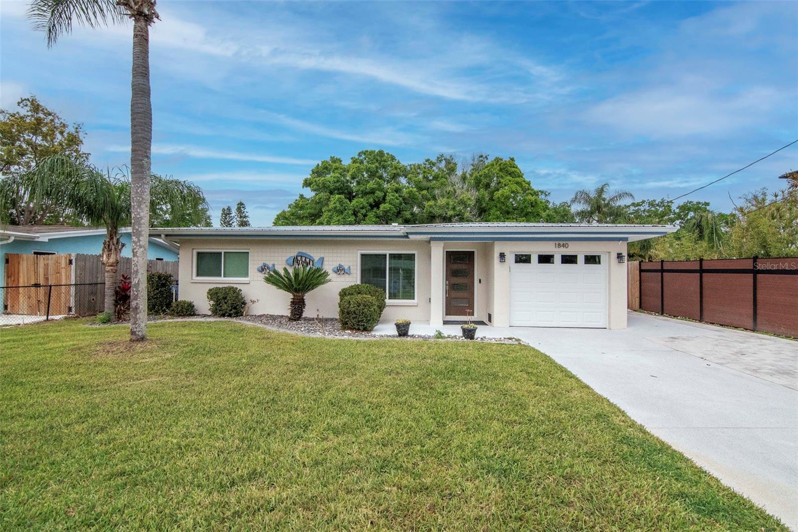 Single Family Residence in DUNEDIN, FL - Daniel Dourado