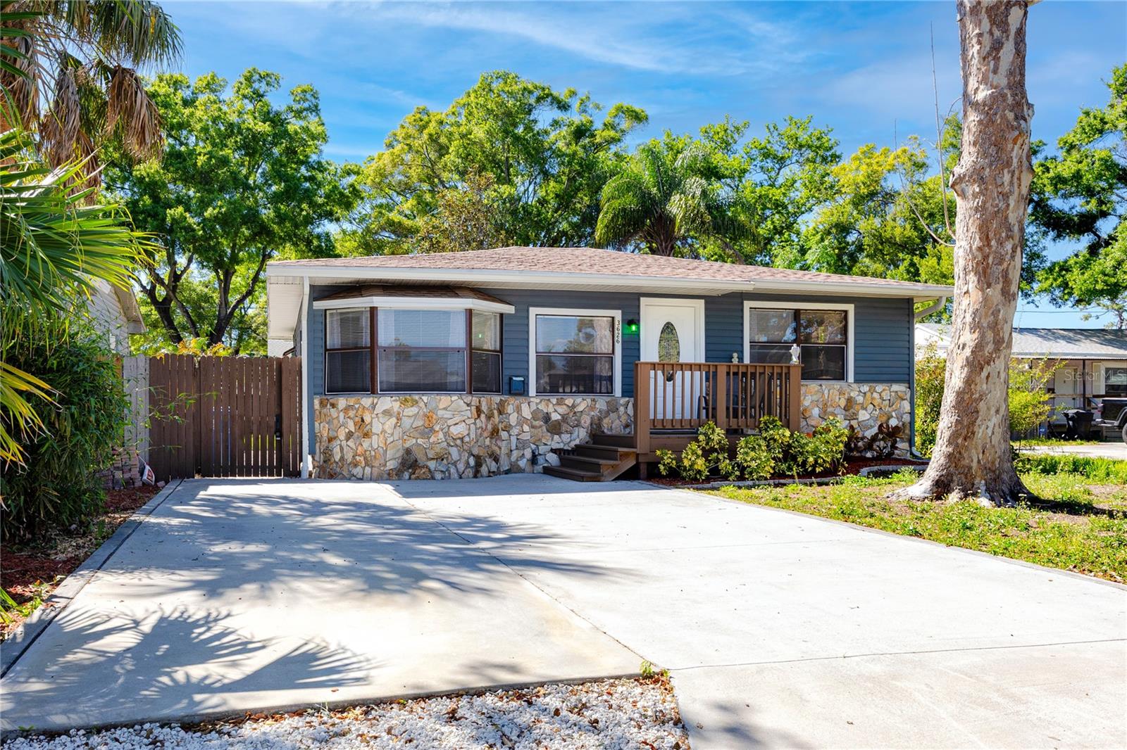 Single Family Residence em ST PETERSBURG, FL - Daniel Dourado